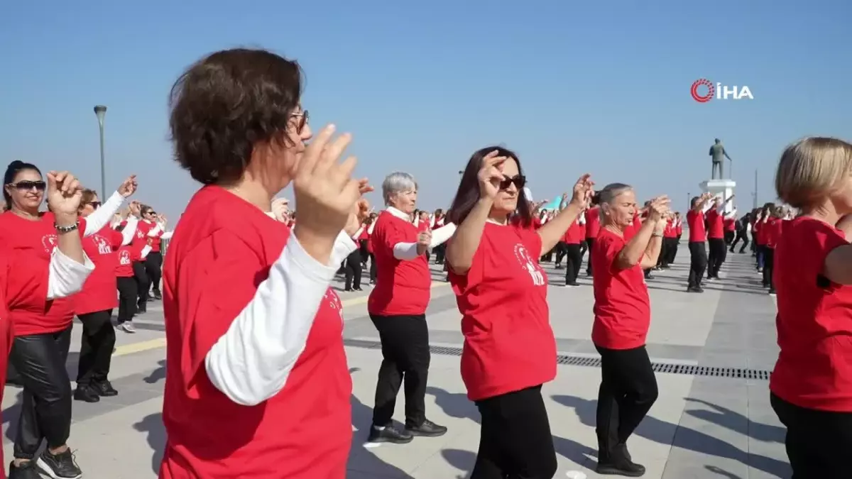 Cumhuriyet için 500 kişi 7’den 70’e zeybek oynadılar